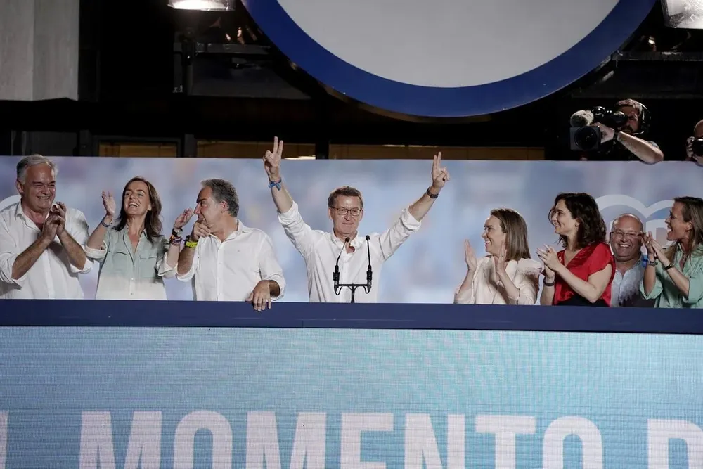 Alberto Núñez Feijóo en el balcón de la sede de Génova tras los resultados