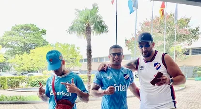Tres hinchas de Nacional fueron los adelantados y llegaron a Porto Alegre para ver a Luis Suárez en el clásico con Gremio ante Internacional
