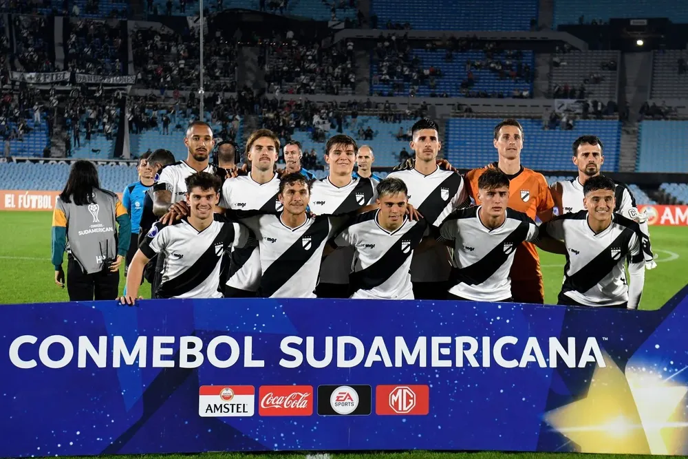 El equipo de Danubio que enfrenta a Guaraní por la Copa Sudamericana 2023 en el Estadio Centenario