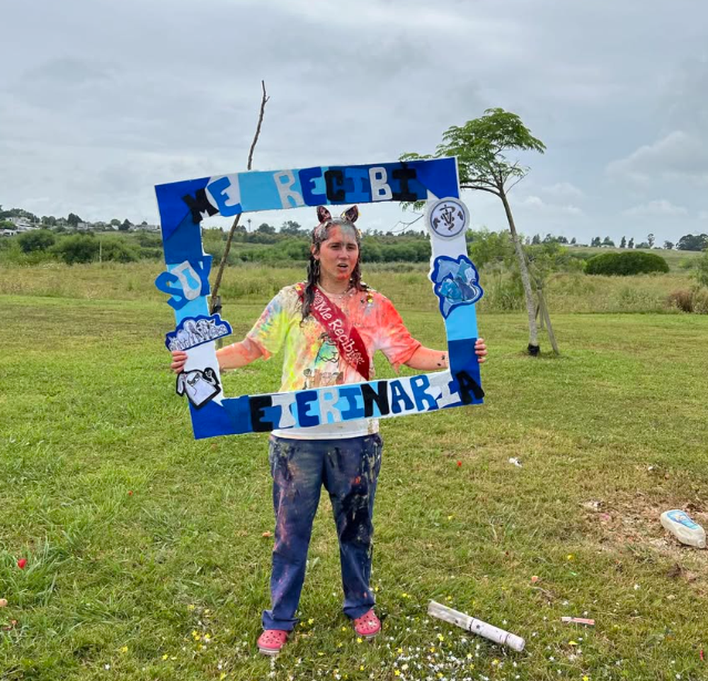 Rosina celebrando que se recibió