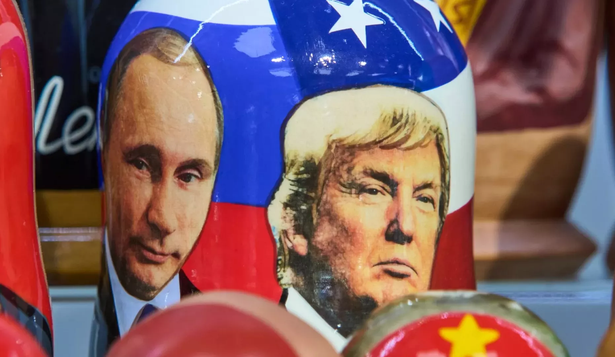 Productos con las caras de Putin y Trump, que se reúnen en Alaska.