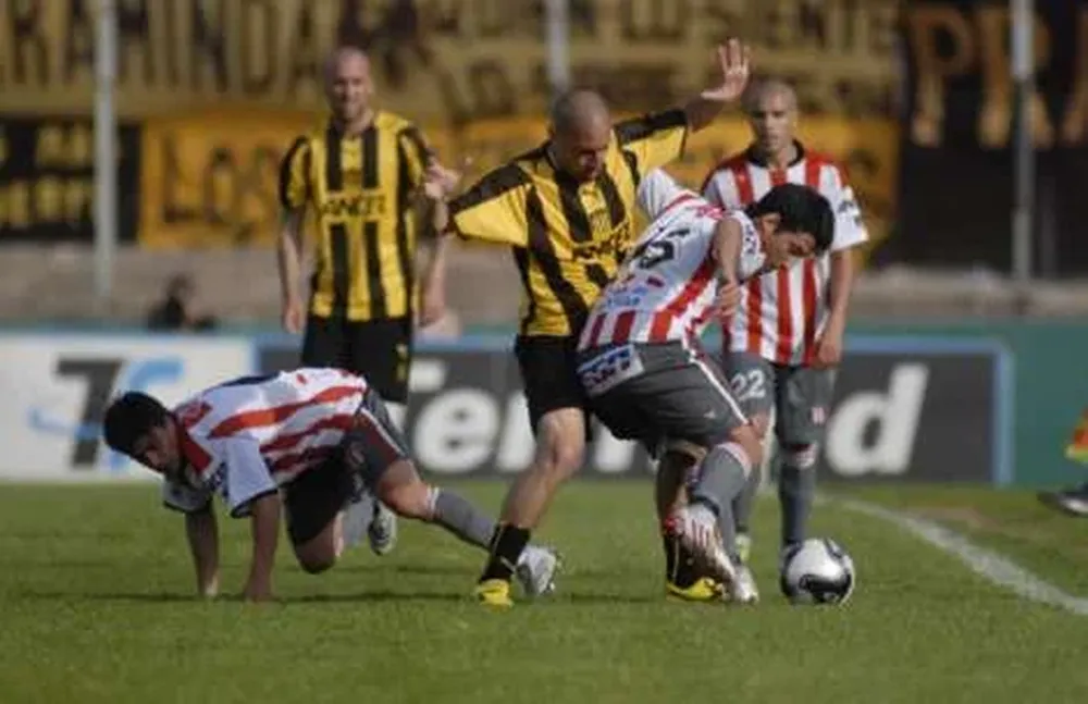 River y Peñarol prometen muchos goles en el Centenario.