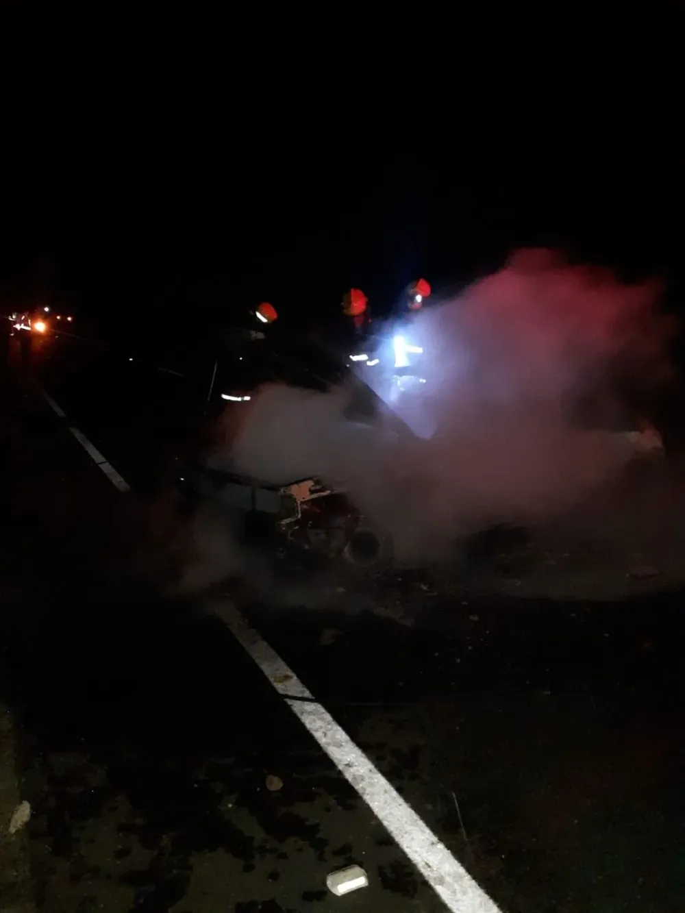 Bomberos trabajaron para apagar el fuego del auto