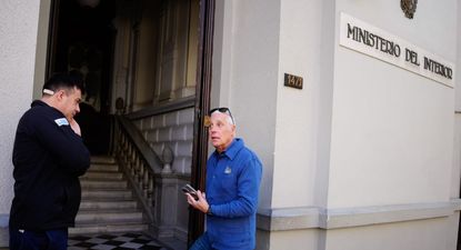 Carlos Negro en la puerta del Ministerio del Interior. Archivo