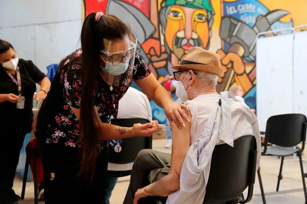 Toda persona mayor de 55 años puede acudir a vacunarse con la segunda dosis de refuerzo