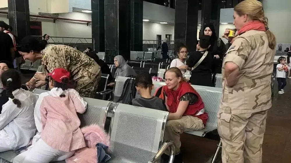 Autoridades egipcias atienden a evacuados de Gaza.