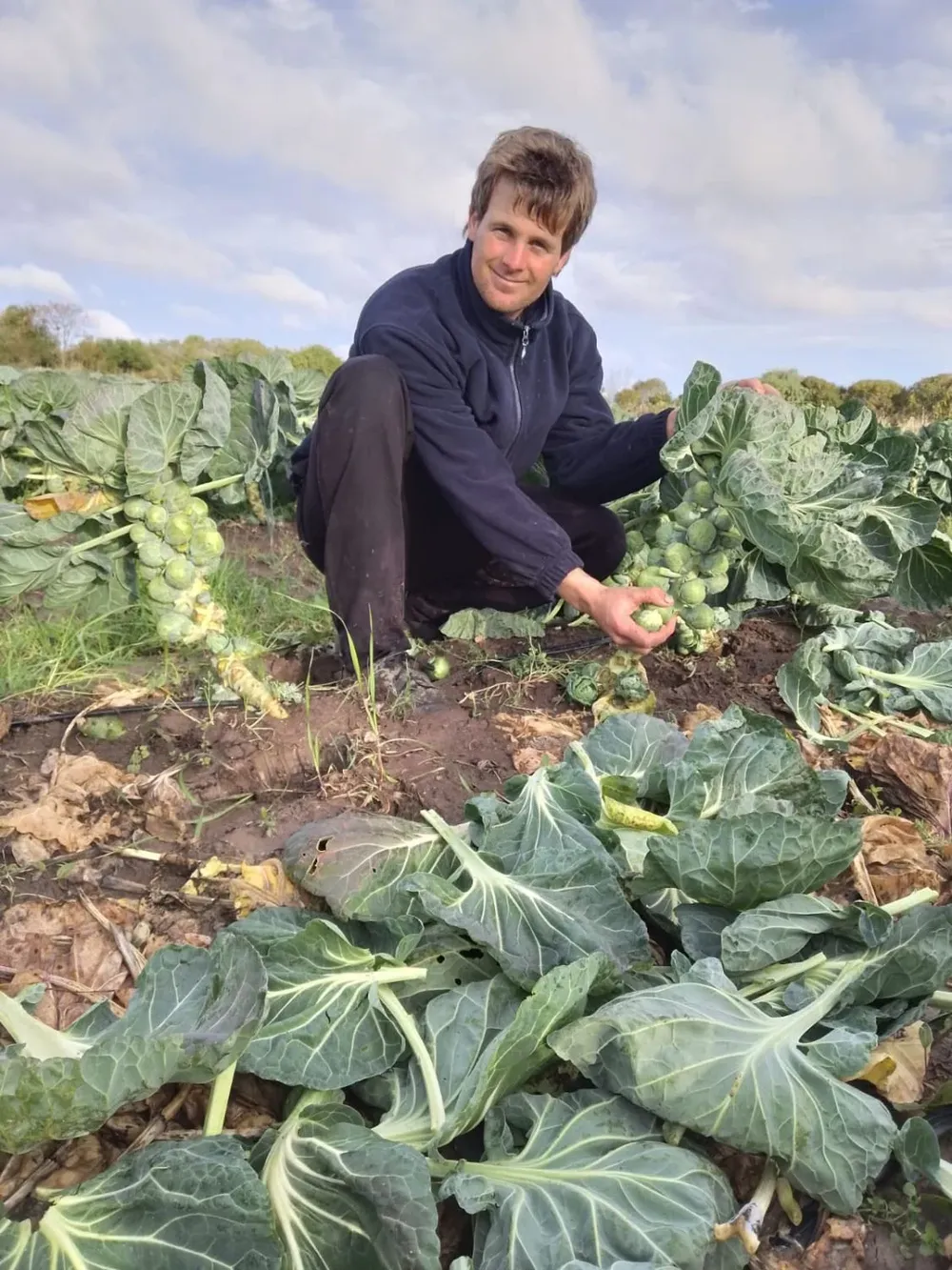 Oscar en su predio productivo, en Canelones.