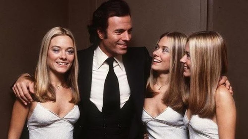 Julio Iglesias, en su momento cumbre como artista, juntos a las argentinas Trillizas de Oro.